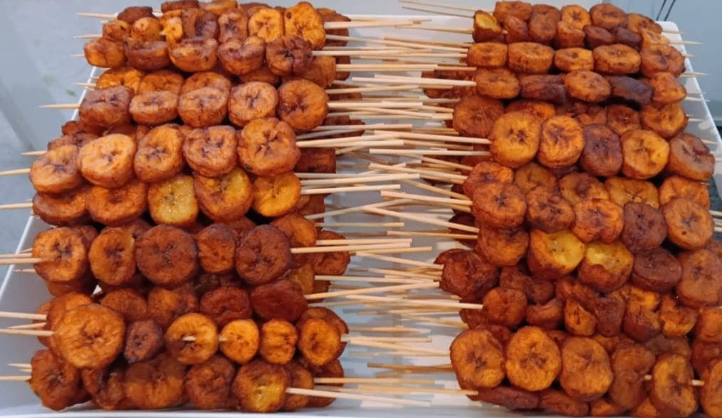 Brochettes de banane plantain caramélisée
